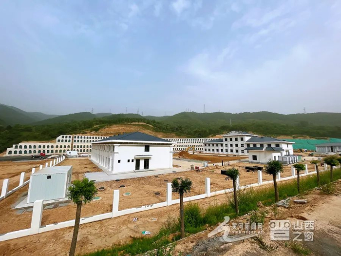 图为即将投入使用的中阳南收费站。