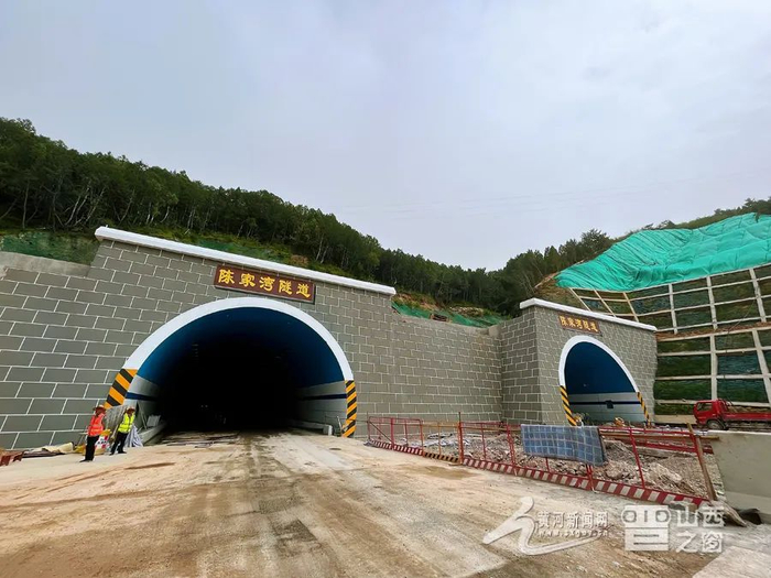 图为陈家湾特长隧道入口。该隧道全长3585米，为离隰高速公路项目中最长隧道。