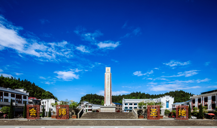 新城三个部分,主要景点有:鹅岭古胜,新城大捷旧址,柏露会议旧址等