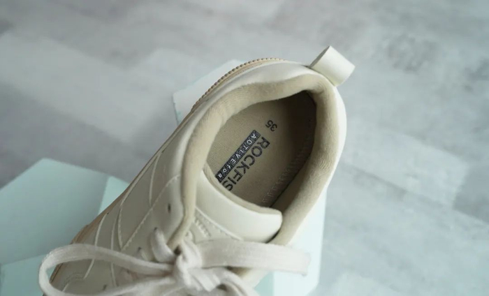 鞋子的厚度秋季更好可以穿起来，搭配一双同色暖洋洋的袜子，冬季的温暖感也有了。舒适性也是一贯令人放心，原价469元，折后价格399元。