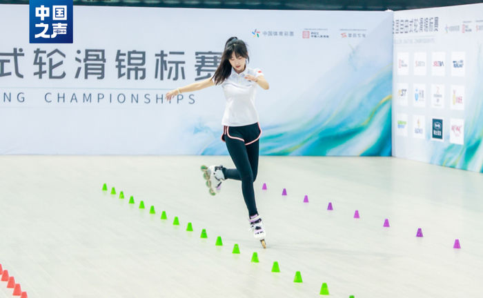 △秦雨晴进行轮滑训练