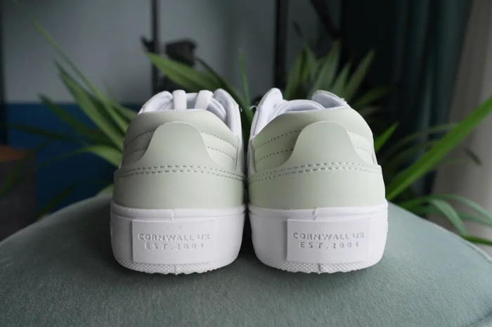 上脚减龄感十足，轻松为全身增加亮点的同时，还有显脚瘦的功效，清新活力感穿搭get～原价439元，折后价格只要369元。