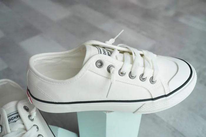 它的百搭性超级强，无论是穿裙装还是短裤、牛仔裤，简约的设计可以胜任各种风格搭配。