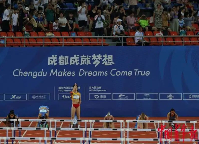 成都大运会女子100米栏决赛开始前，吴艳妮（左三）手指天空。中青报•中青网记者 曲俊燕/摄