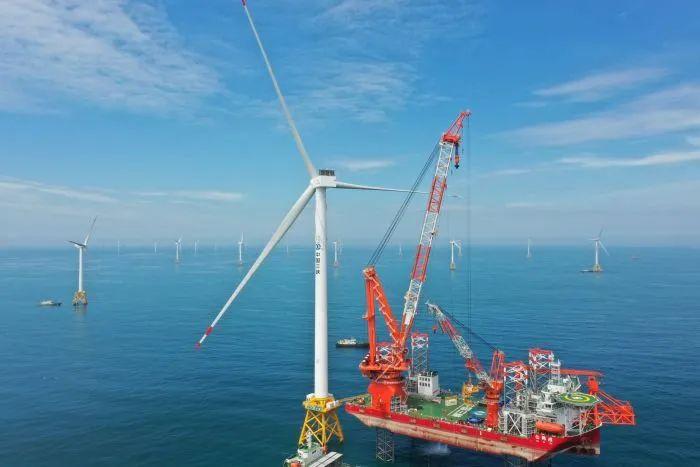 ▲6月28日，全球首台16兆瓦大容量海上风电机组在福建北部海域安装完成（林善传 摄）