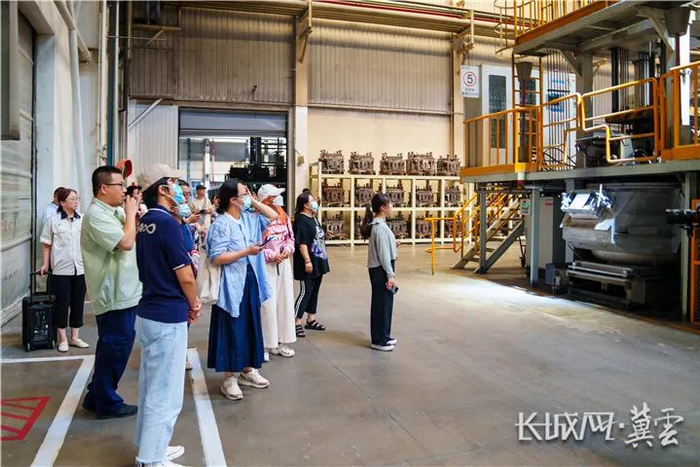 采访团一行到轮毂生产车间参观。长城网·冀云客户端记者 武佩剑 摄