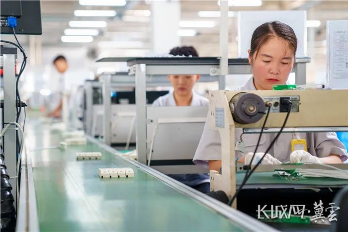 生产线上的工人正在对产品进行装配和检测。长城网·冀云客户端记者 武佩剑 摄