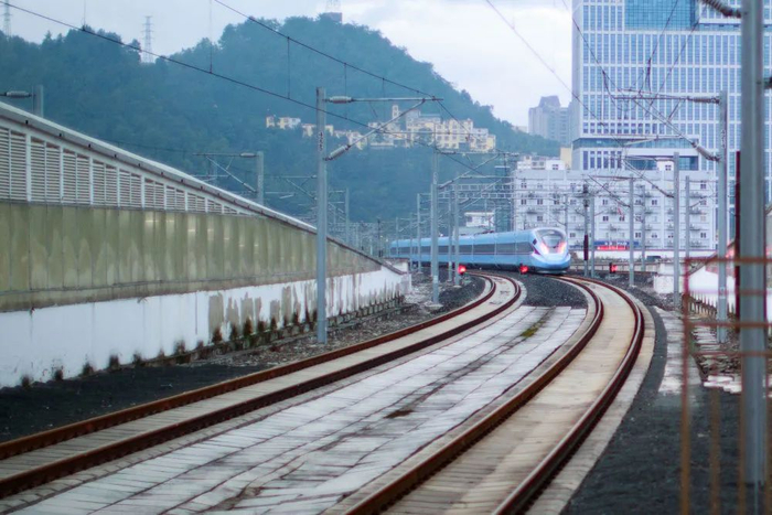 8月8日，D6171次列车驶出贵阳北站。新华社记者 刘续 摄