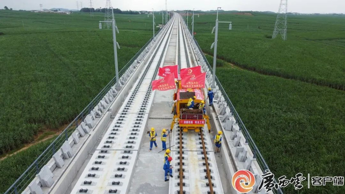 南玉铁路铺轨现场。袁晟 摄