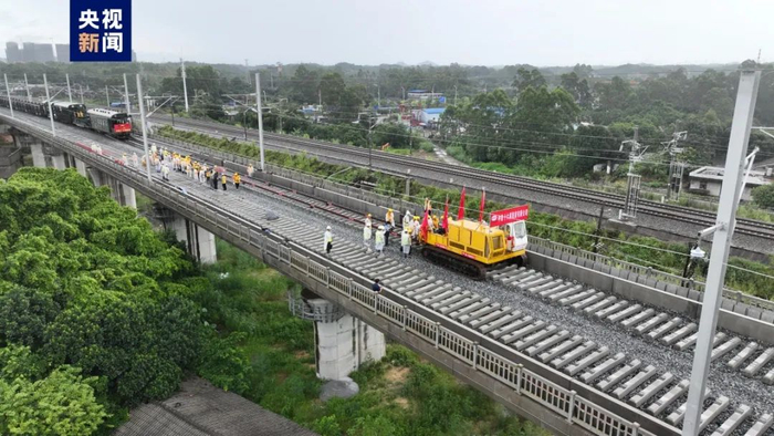 防东铁路开始铺轨。图源：央视新闻