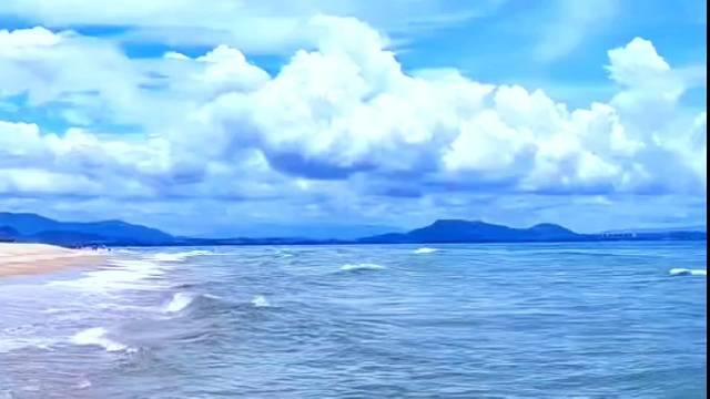 大海边海风拂面避暑胜地脚踏沙滩聆听潮汐心情舒畅