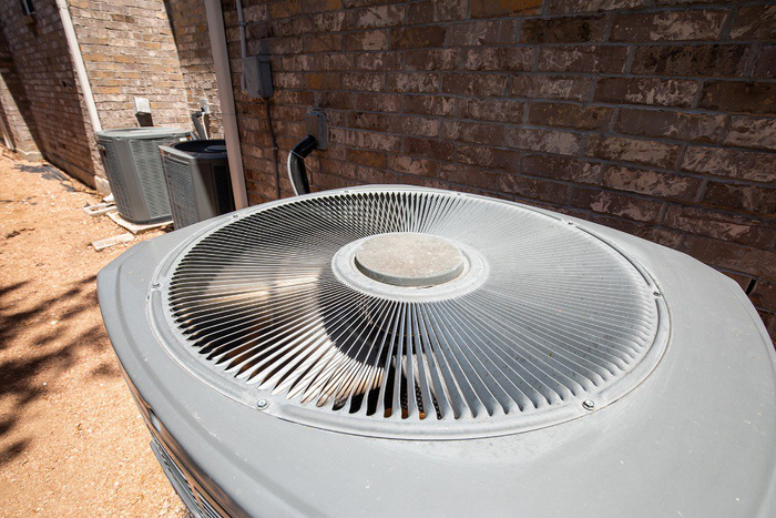 　　这是8月17日在美国得克萨斯州弗里斯科市拍摄的三台高速运转的空调。新华社发（金新摄）