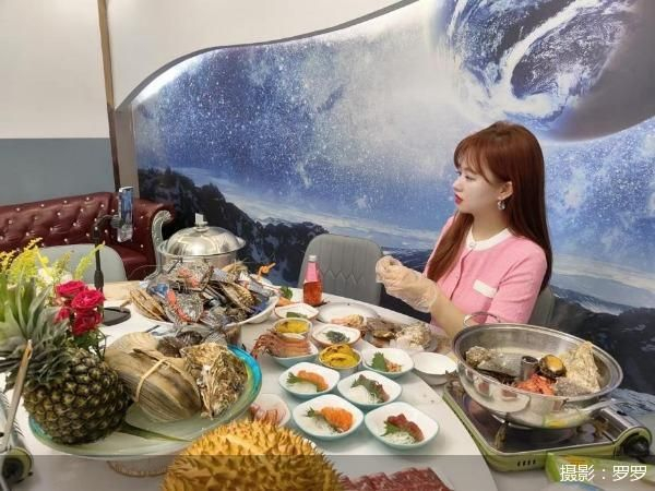 ▲商家七夕前在美团直播间吸引消费者，摄影：罗罗