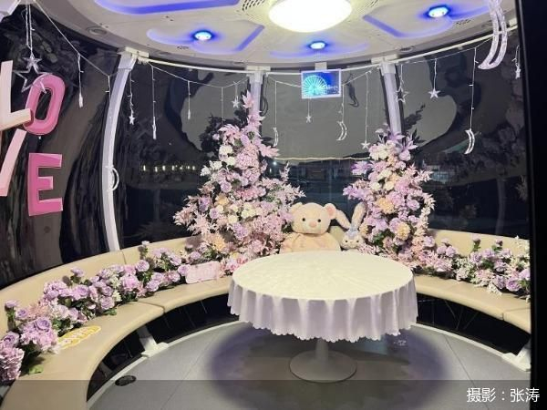 ▲银基摩天轮联合美团打造七夕超豪华轿厢  摄影：张涛