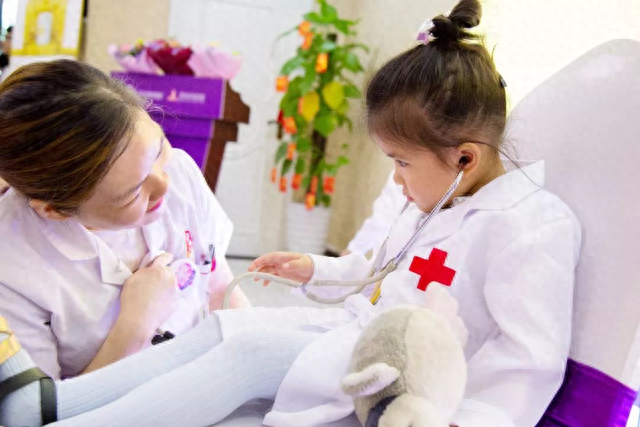 而是直接哄骗孩子去医院,然后强行按住孩子打针