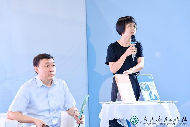 《中国记者》杂志执行总编辑张维燕介绍《课文背后的新闻故事》这也是