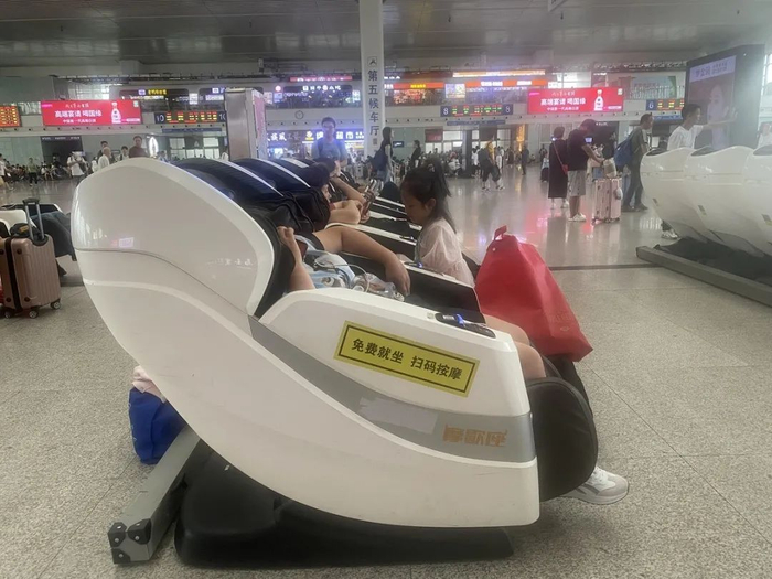 椅身标注“免费就坐 扫码按摩”字样。张文章/摄