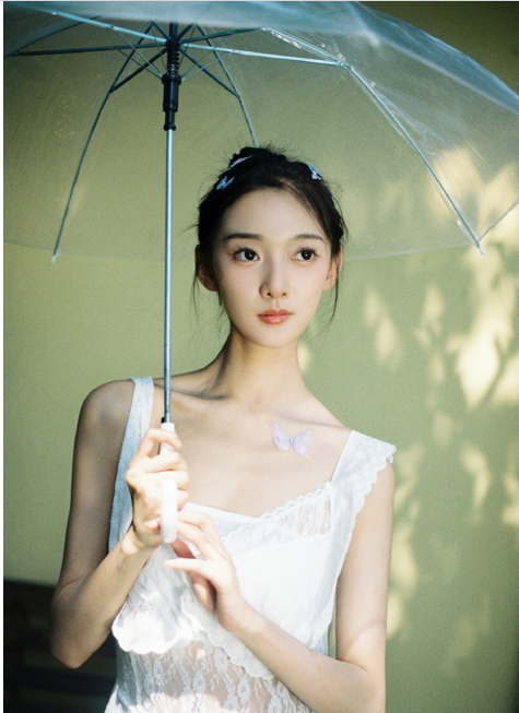 王一林微笑面对镜头,倚靠在墙体旁,身材高挑,杨柳细