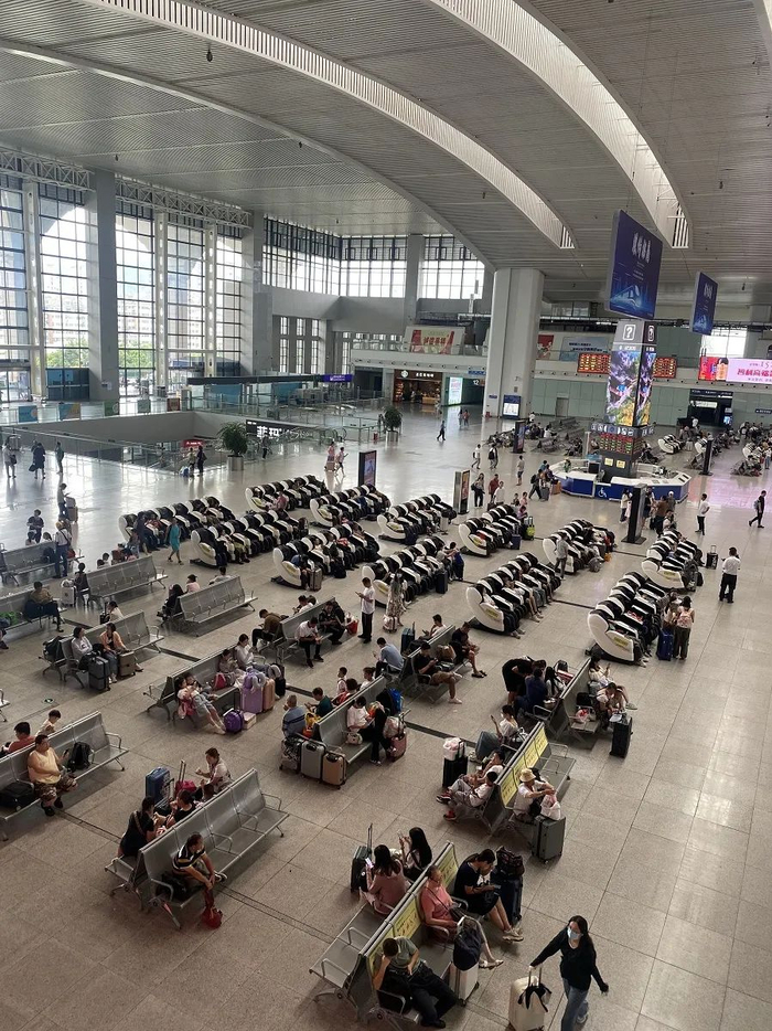 福州站候车大厅右侧按摩椅占了近半空间。张文章/摄