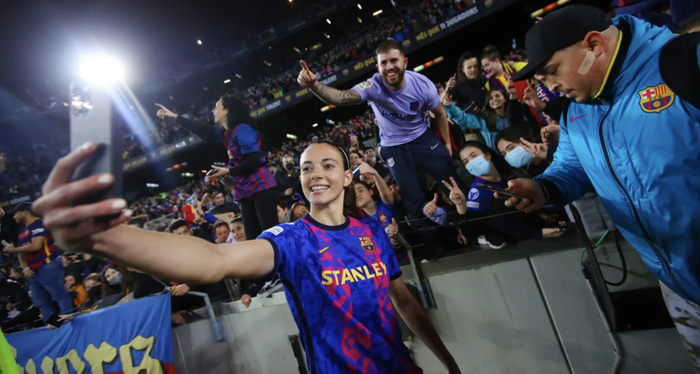 巴萨女足也能让诺坎普球场爆满。