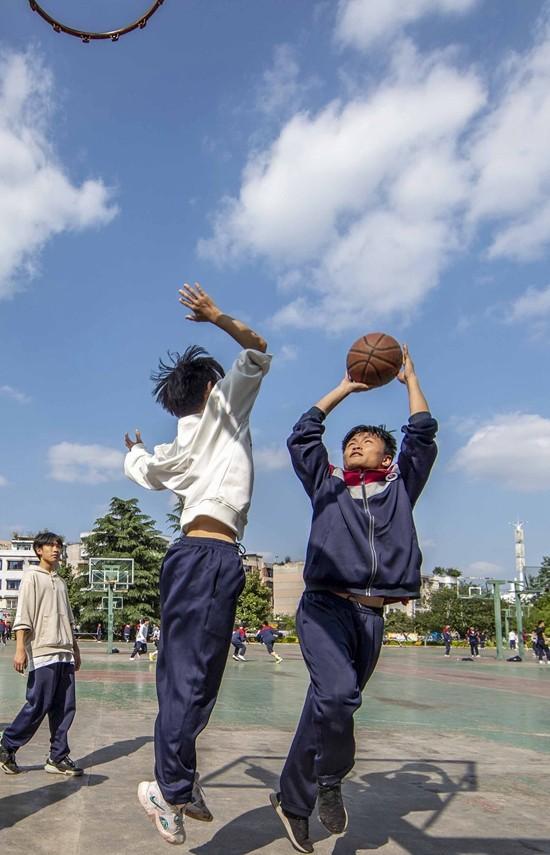 新華社供圖6月7日,山東省青島市即墨區鰲山衛方正小學的學生在進