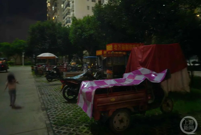 李某所住小区停满了电动车和卖早点的三轮车。图据上游新闻
