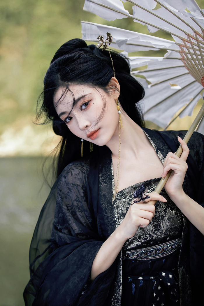 许佳琪七夕古风写真 撑伞氛围感拉满,古风美女|许佳琪_新浪新闻