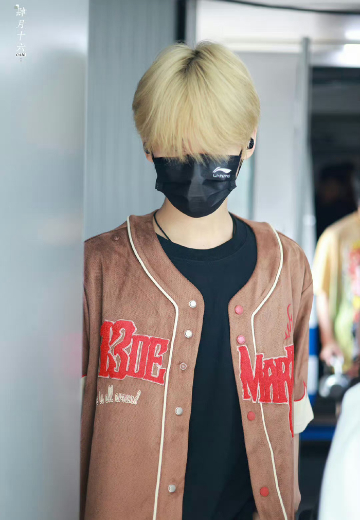 丨@时代少年团-张真源 新鲜机场饭拍96!