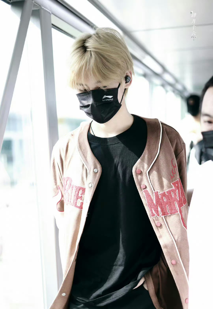 丨@时代少年团-张真源 新鲜机场饭拍96!