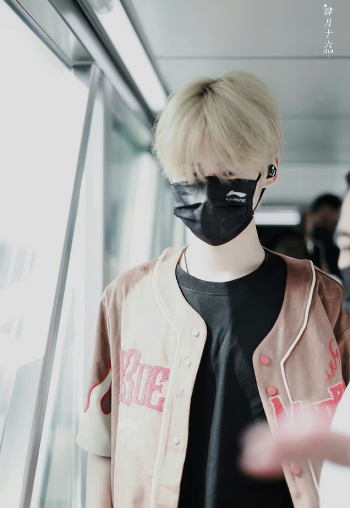 丨@时代少年团-张真源 新鲜机场饭拍96!