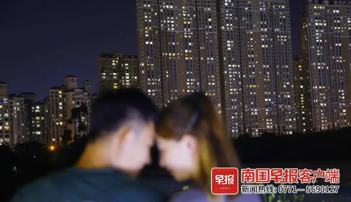 ▲在南宁市一小区，一对情侣深情对视。南国早报全媒体记者 何定坚摄
