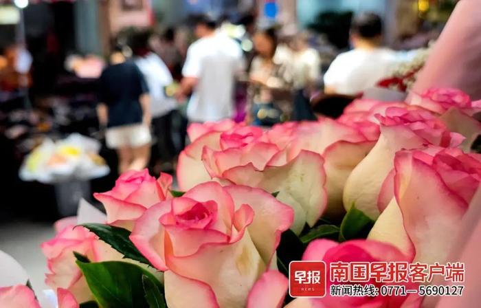 ▲七夕节前，市民在南宁市一花市选购鲜花。南国早报全媒体记者 何定坚摄