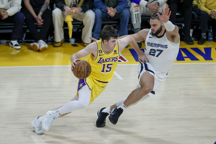 在湖人声名鹊起的里夫斯（左），能为美国队提供稳定的火力。  图/新华社