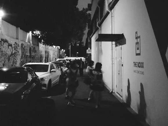 偶像在场馆后的小巷子里排练（沈心悦 摄）