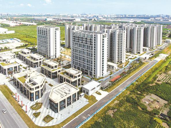             位于临港的奉贤区首个保租房项目 本报记者  刘歆  摄          