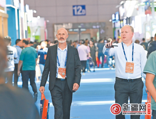 两名国外客商在2023商博会上寻找商机。（全媒体记者陈岩摄）