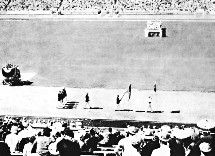 在第十届奥运会开幕式上，中国代表团入场，第二位持旗者为刘长春。