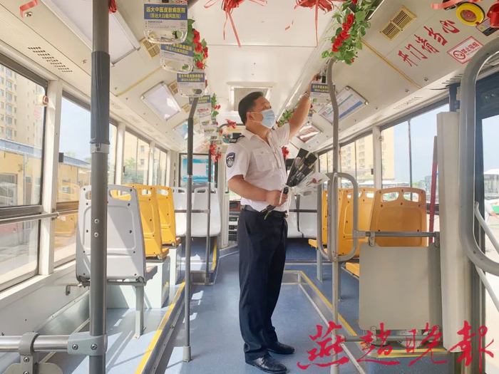 张硕正在布置七夕主题车厢