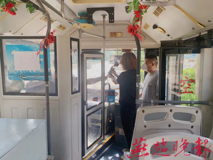 给上车的乘客送上鲜花