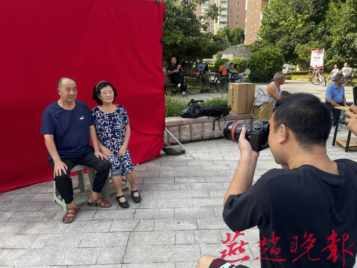 明珠花苑社区为77户60周岁以上夫妻拍合影