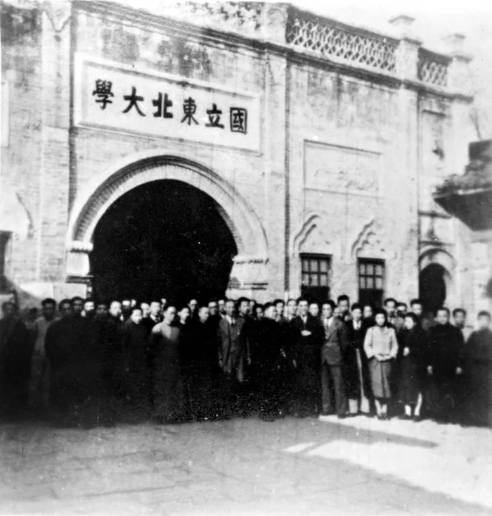 离开四川三台前，东大部分师生在校门前合影。