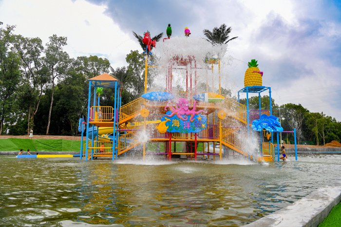 游客在江西省赣州市兴国县杰村乡和平村乡村亲子游乐园游玩.陈鹏摄