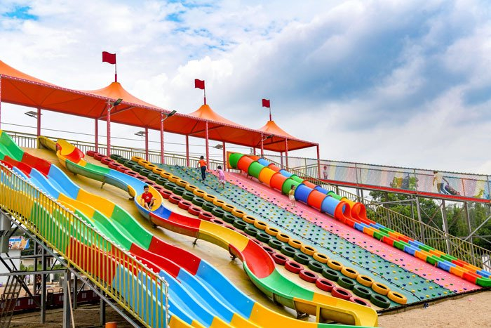 游客在江西省赣州市兴国县杰村乡和平村乡村亲子游乐园游玩.