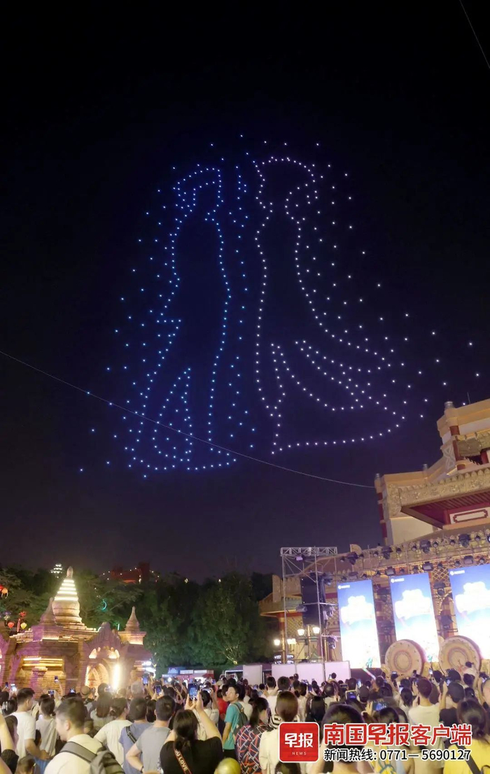 ▲南宁一景点，数百架无人机组成“刘三姐”和“阿牛哥”形象。南国早报全媒体记者 何定坚摄