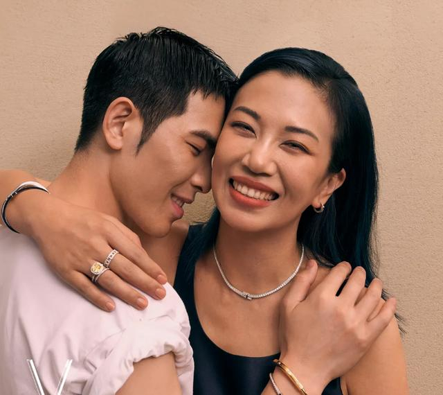 在今年6月27日,也是summer的生日,萧敬腾在这一天向她成功求婚,送上