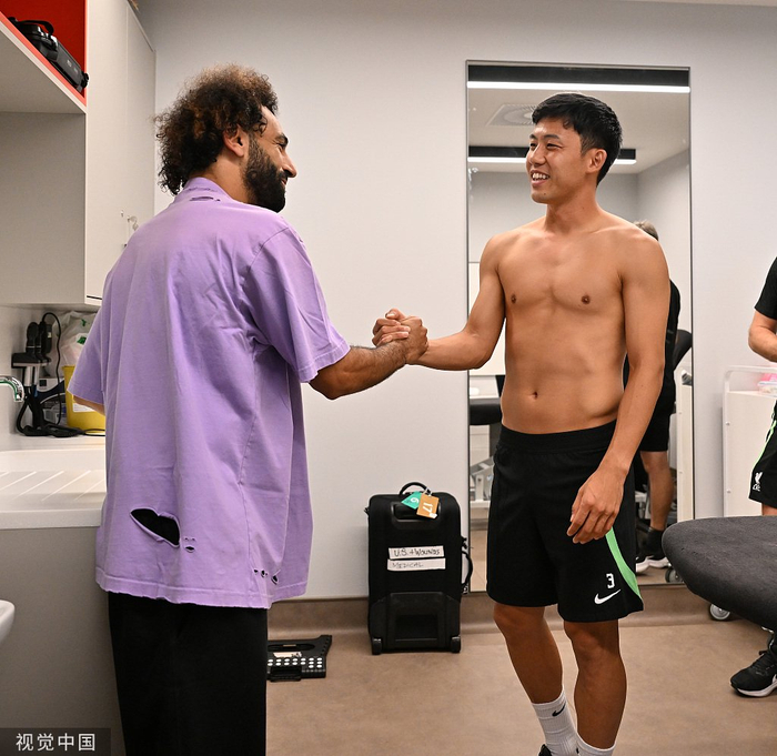 远藤航和新队友萨拉赫致意。