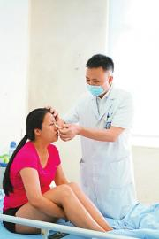 廖正银在查房。