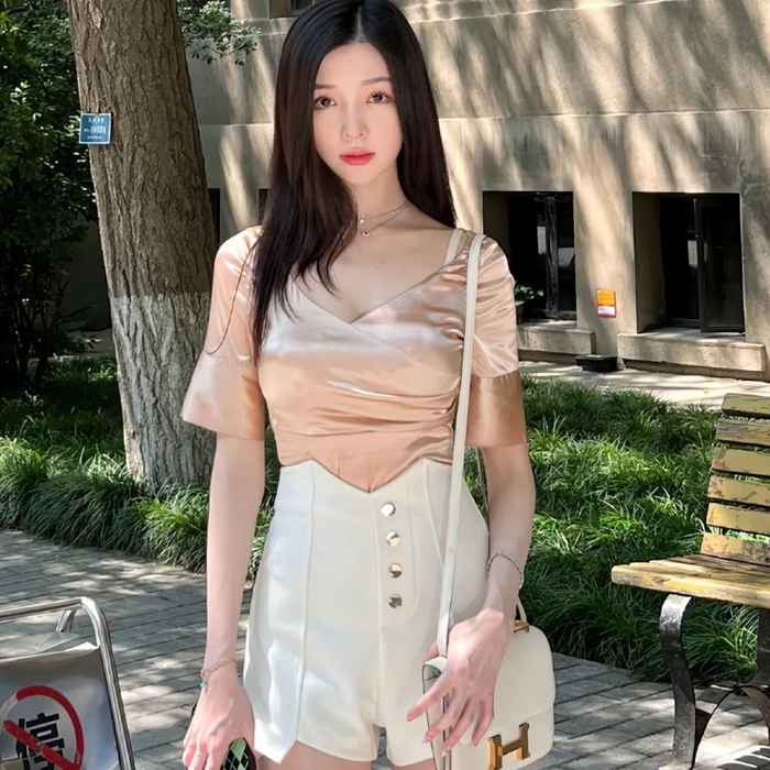 李现之前被扒出和网红美雪雪(晓雪)疑似恋爱,两人不仅多次ip地址重合