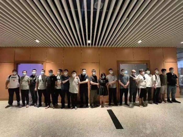 6名电信诈骗犯罪嫌疑人从缅甸被押解回国。图片来源：中国驻缅甸大使馆
