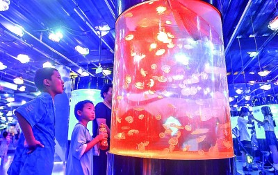 家长带着孩子在河南洛阳龙门海洋馆参观。新华社发